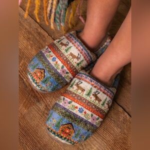 🚨 N2 only cabin left! new Natural Life slippers   med large size 7-10 giftable